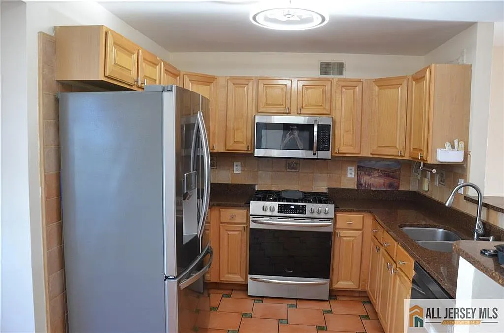 3 bed, 2.5 bath, 1478 sqft, $3,400 — Photo 2
