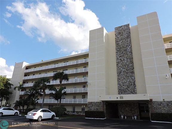 4th image of 111 SE 3rd Ave APT 602