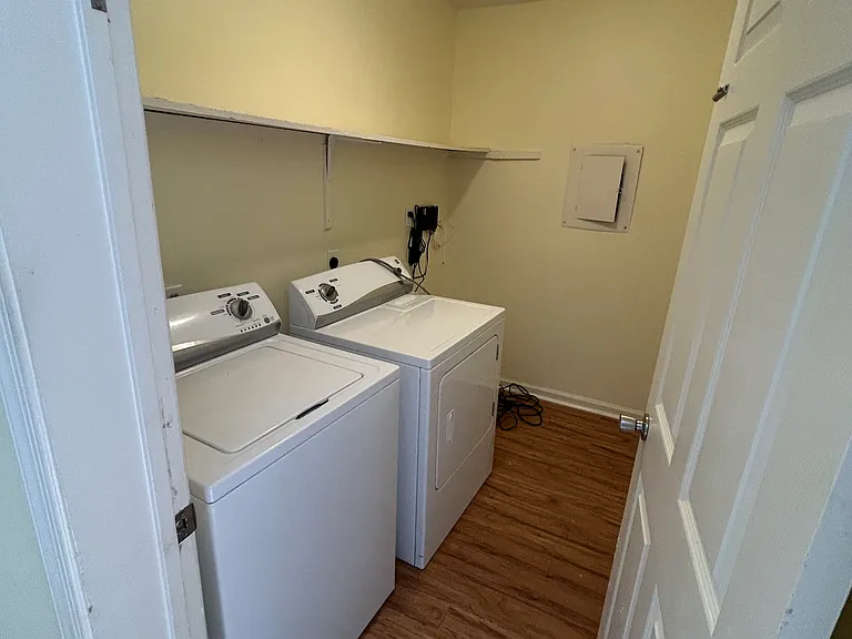 717 Westminster Ln — Photo 32