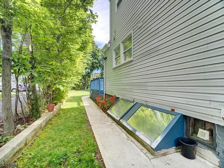 285 Claremont Ave #2 — Photo 19