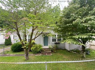 16 Aunt Jenny Rd, Peach Creek, WV 25639
