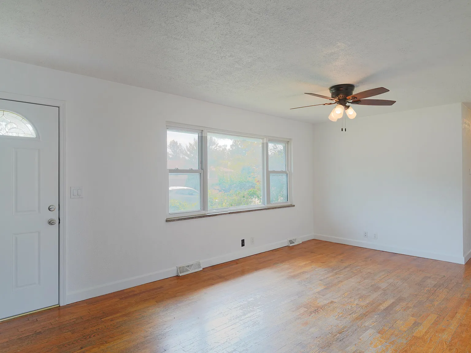 3 bed, 1.5 bath, 1175 sqft, $1,275 — Photo 2