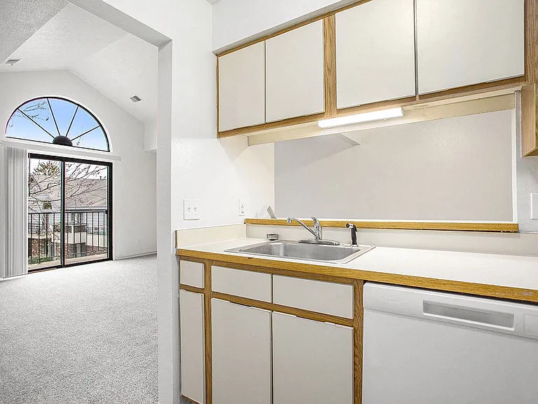 Hampton Lakes Apartments — Photo 27