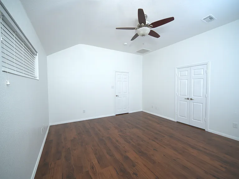 2708 Comanche Trl — Photo 13