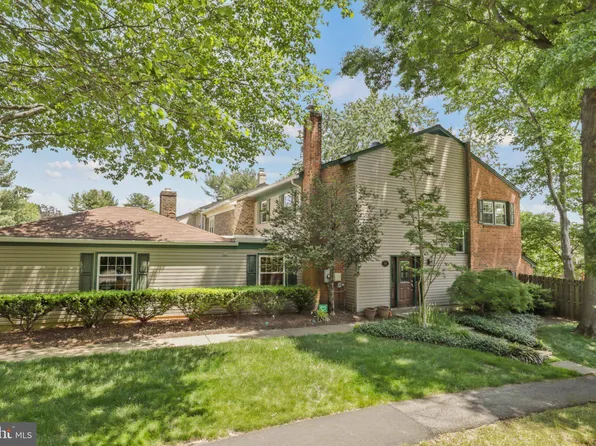 1024 Moorefield Hill Pl SW, Vienna, VA 22180