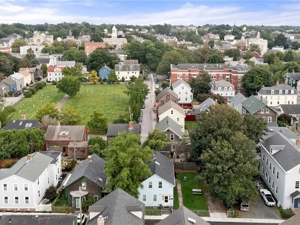 11 Appleby St, Newport, RI 02840