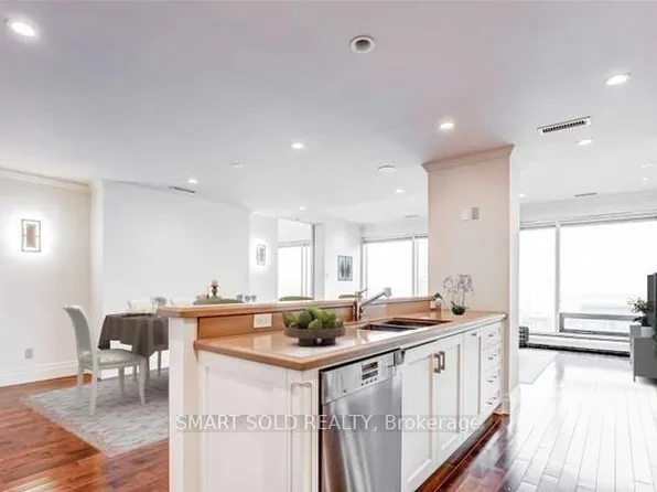 30 Wellington St E #2202, Toronto, ON M5E 1S3