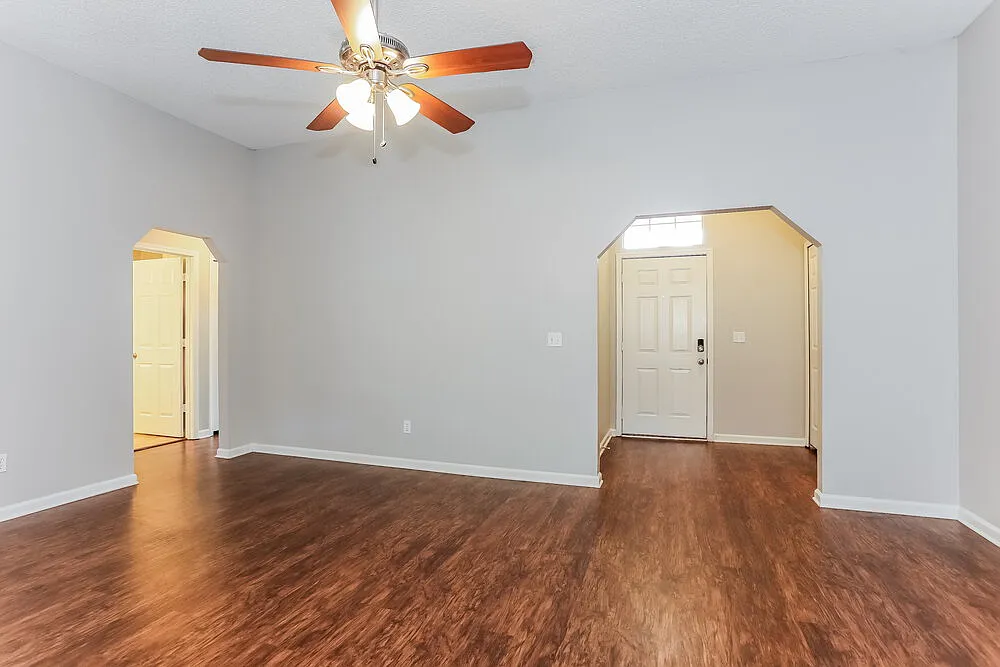3 bed, 2.0 bath, 1374 sqft, $2,450 — Photo 4