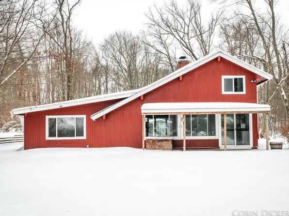 18565 32nd St, Gobles, MI 49055