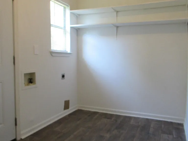 613 Hamburg St — Photo 10