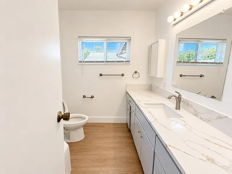917 N Mariposa St — Photo 12