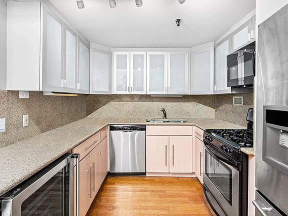 4th image of 426 W Broadway Penthouse D