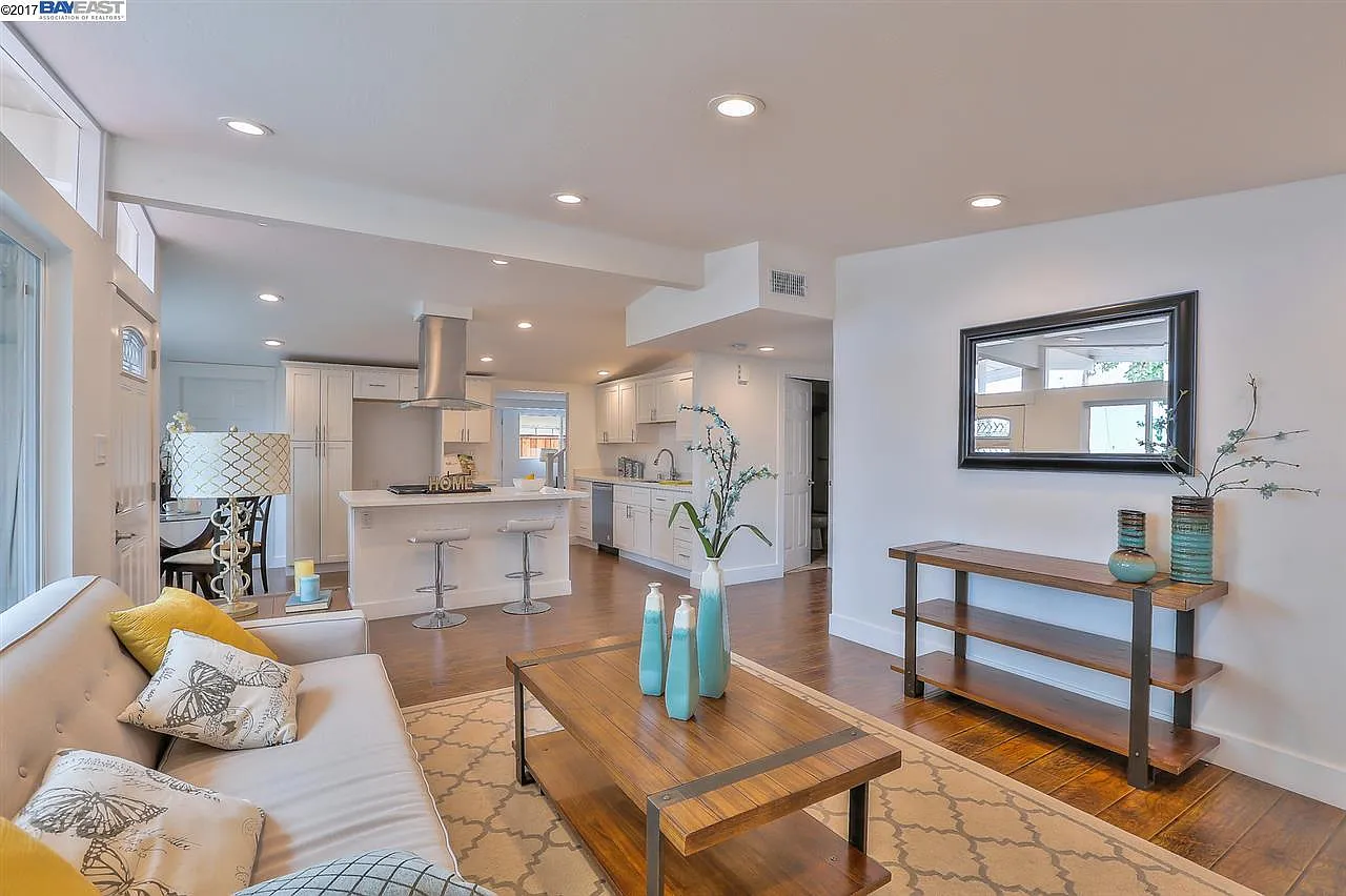 498 Bernal Ave photo 1