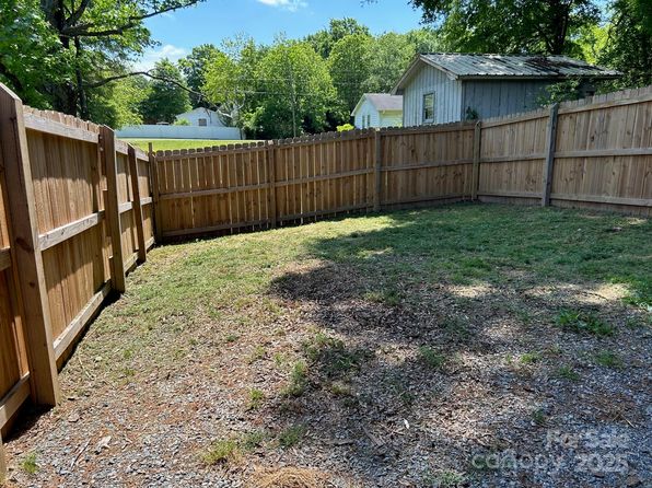 121 W 11th St, Oakboro, NC 28129