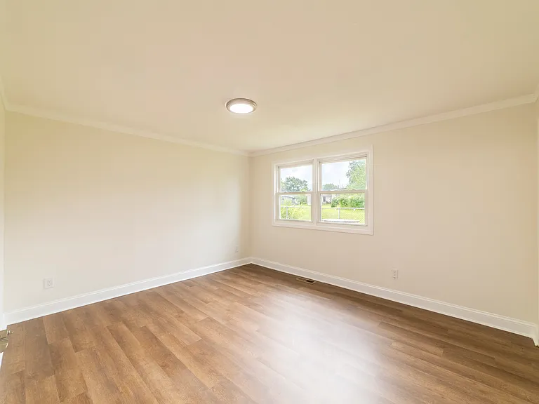 384 Sassafras Dr — Photo 2