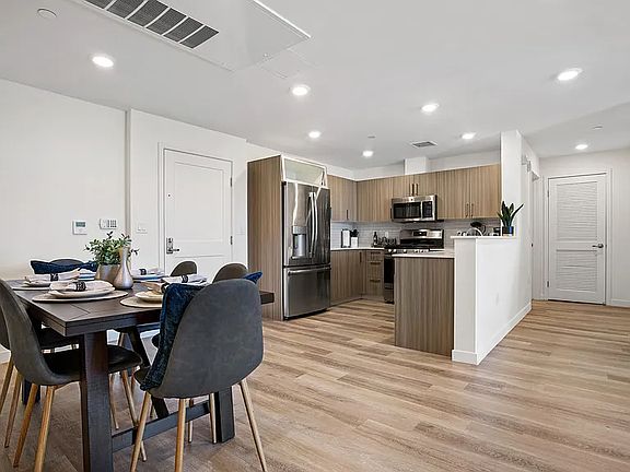 5th image of 4725 Radford Ave #202