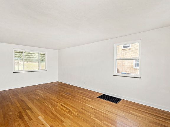 5th image of 7995 Remington Dr