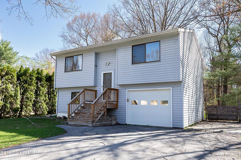 3rd image of 28 Red Oak Lane