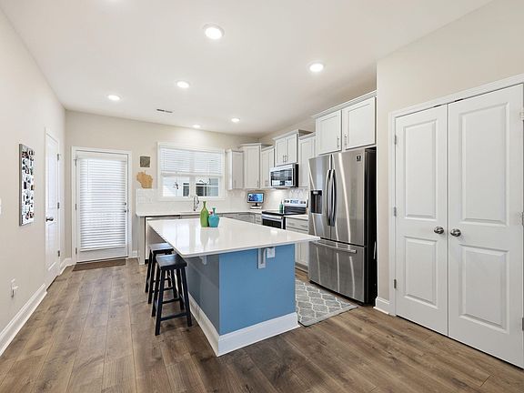 4th image of 976 Gateway Commons Cir