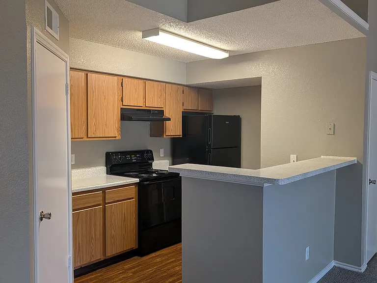 Lakeview Apartments — Photo 15