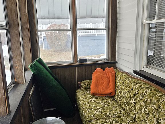 3rd image of 202 Vanloon St