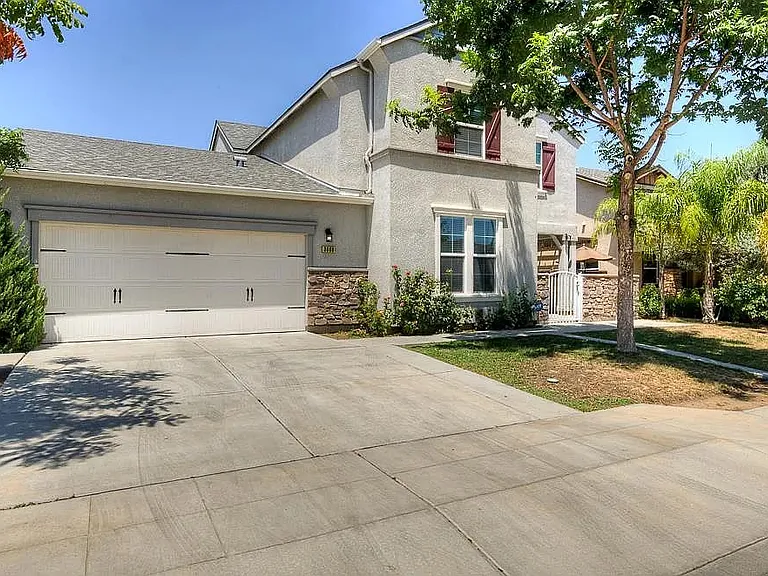 3669 N Clover Ave — Photo 4