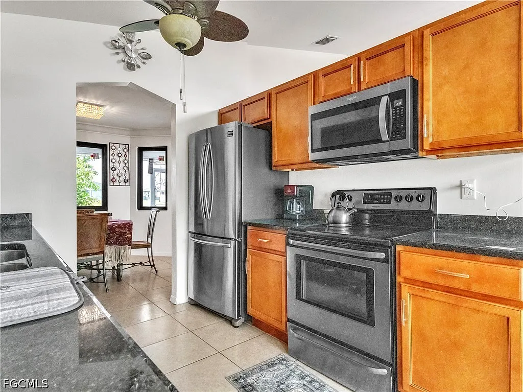 3 bed, 2.0 bath, 1141 sqft, $1,899 — Photo 3