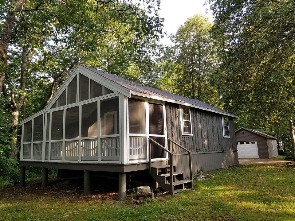 Cabin with screened-in porch