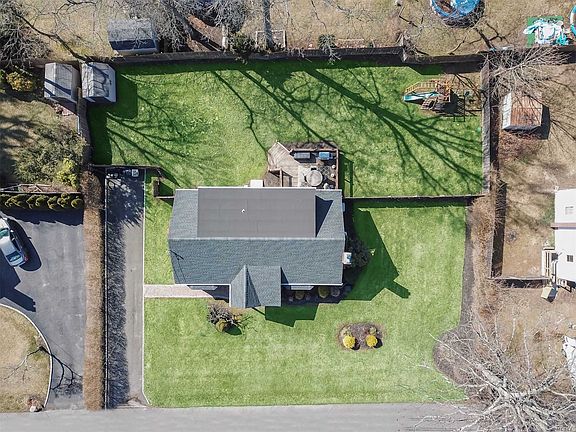 3rd image of 18 Dewey St