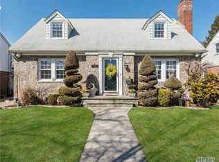 81 Durham Rd, New Hyde Park, NY 11040