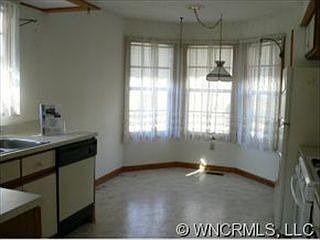 4th image of 880 S Park Pl