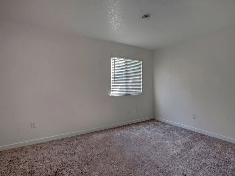 St. George Apartments — Photo 27
