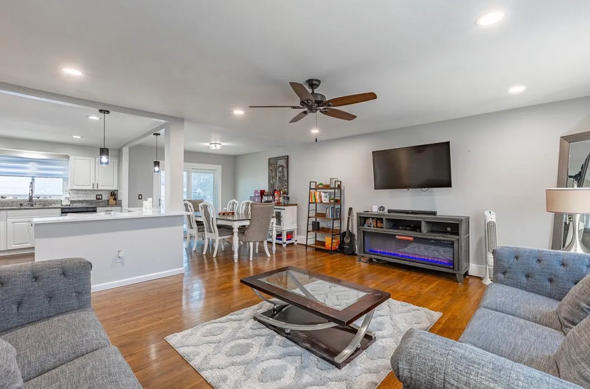 Roosevelt St, Islip Terrace — Photo 4