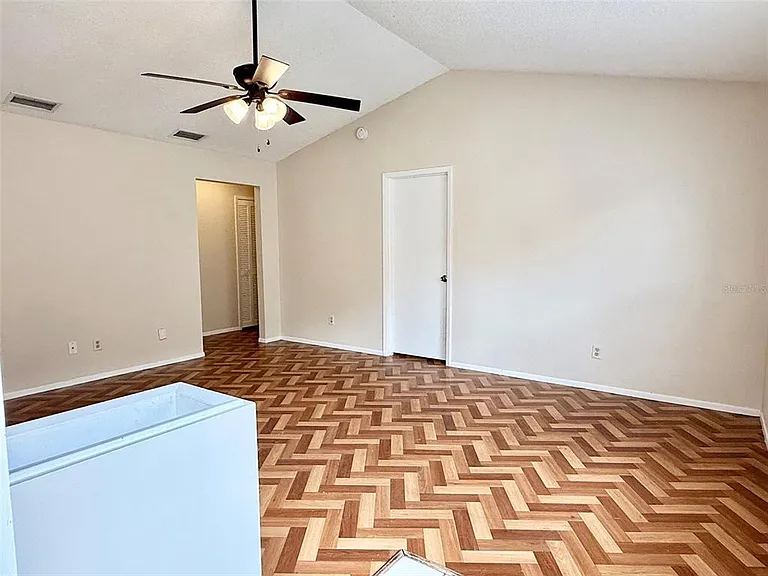 1215 Creekbottom Cir — Photo 4
