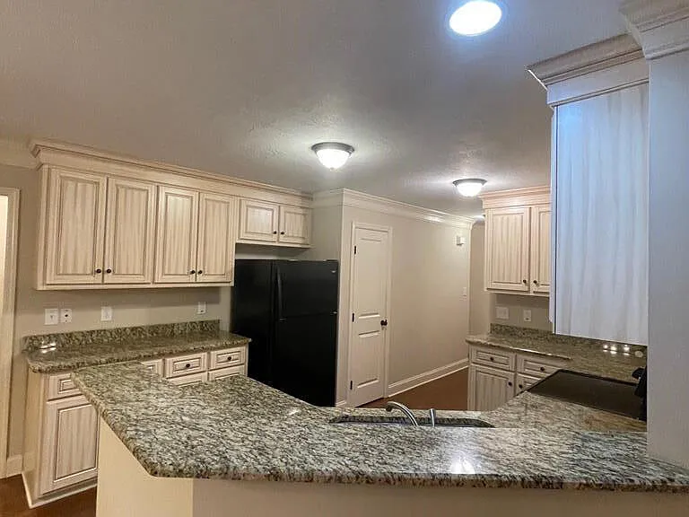 1028 Barrett Dr — Photo 7