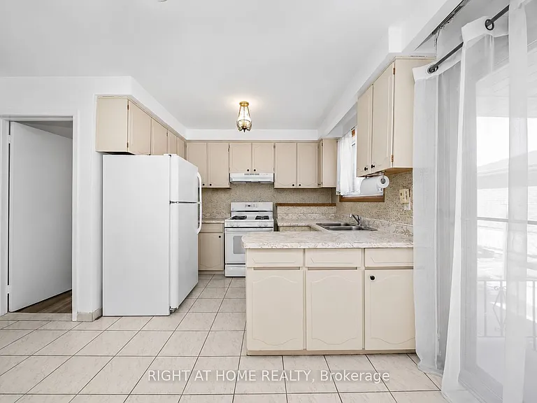47 Wheelwright Cres — Photo 6