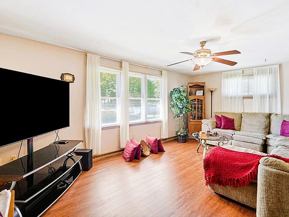 3rd image of 4725 Chippendale Dr