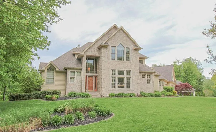 2404 Shorewood Dr photo 1