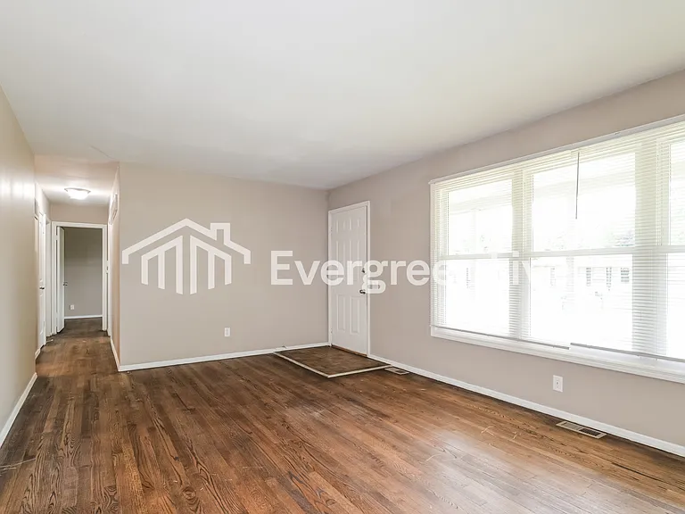 765 Sherwood Dr — Photo 4