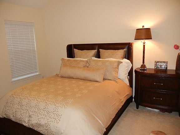 Inviting guest bedrrom.Entire house has 2" faux wood blinds.
