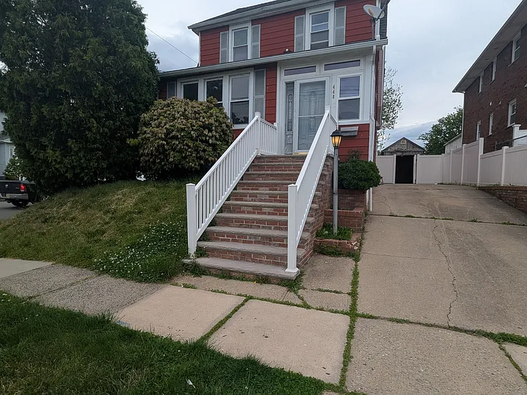 448 Ainsworth St — Photo 1