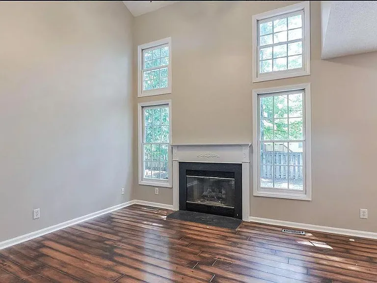 207 Mint Hill Dr — Photo 4