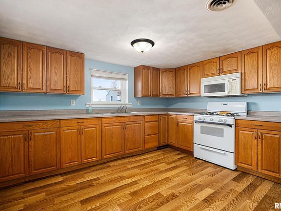 3rd image of 1908 Commonwealth Ave