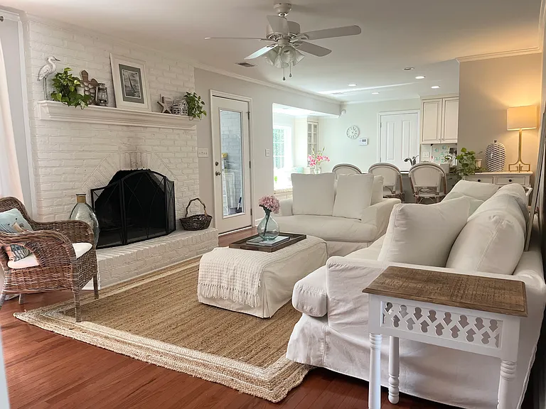 989 Cottingham Dr — Photo 1