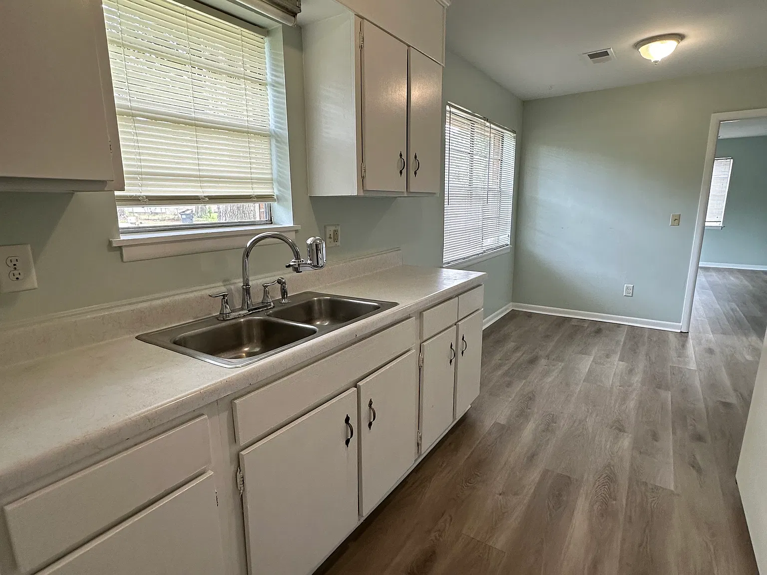 3 bed, 1100 sqft, $1,700 — Photo 3