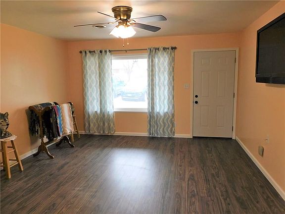 4th image of 719 W 10th St