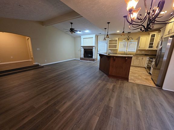 5th image of 399 Admiral Dr
