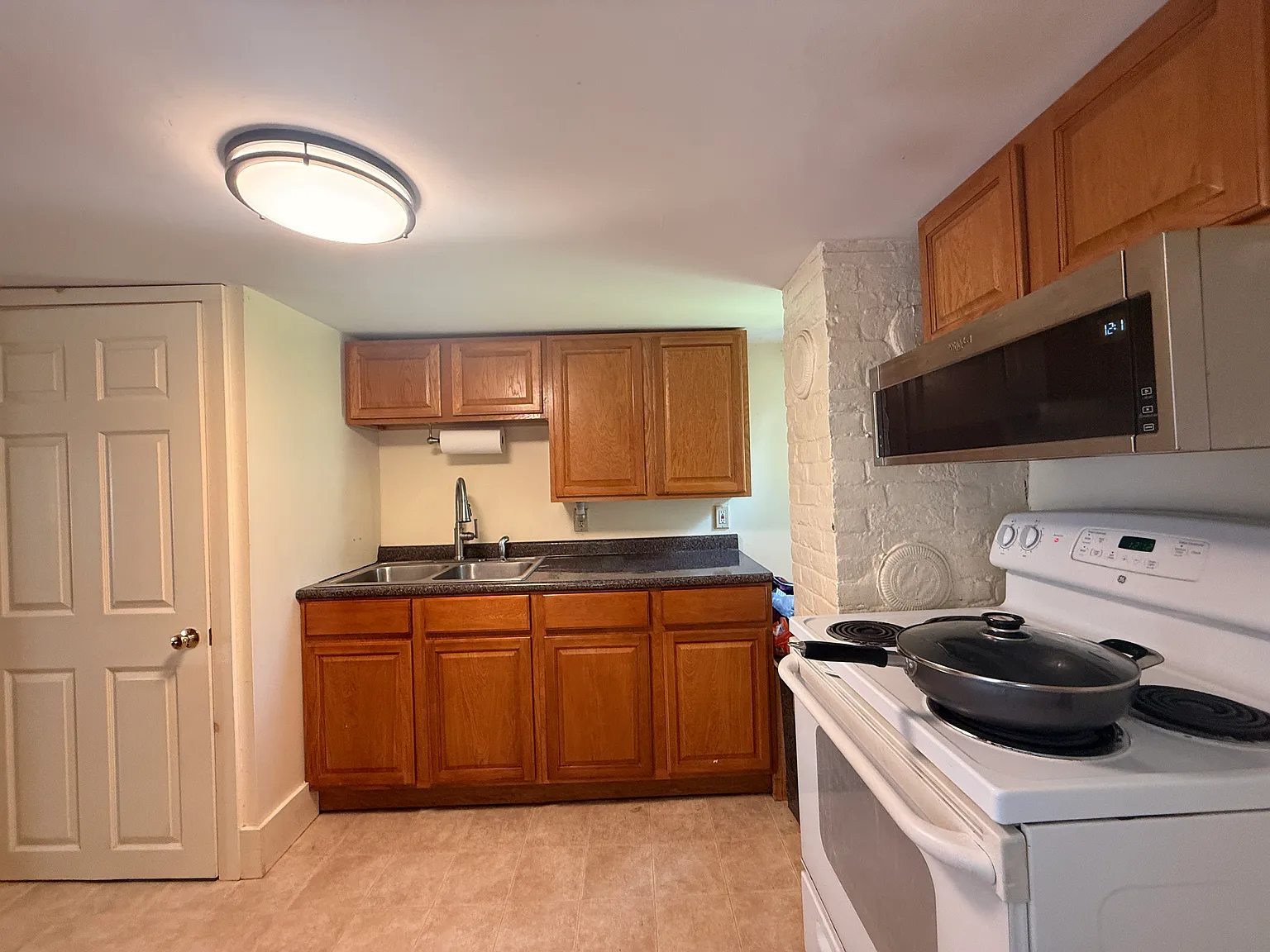 2 bed, 1000 sqft, $1,830 — Photo 2