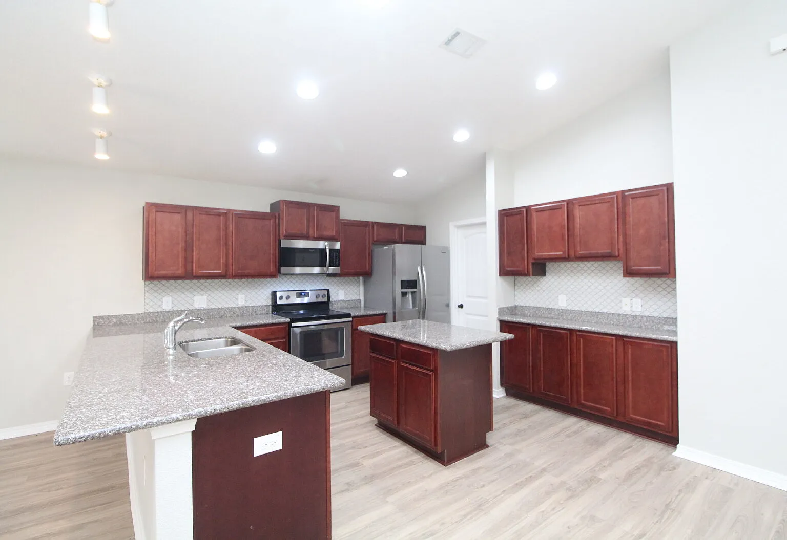 4 bed, 2.0 bath, 1719 sqft, $2,150 — Photo 4