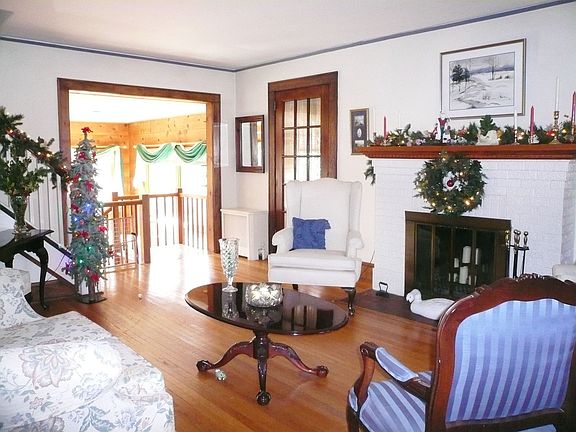 LIVING ROOM W/FIREPLACE